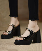 Stilvolle Sandalen mit Nietenspleiß und klobigem Absatz aus schwarzem Rindsleder